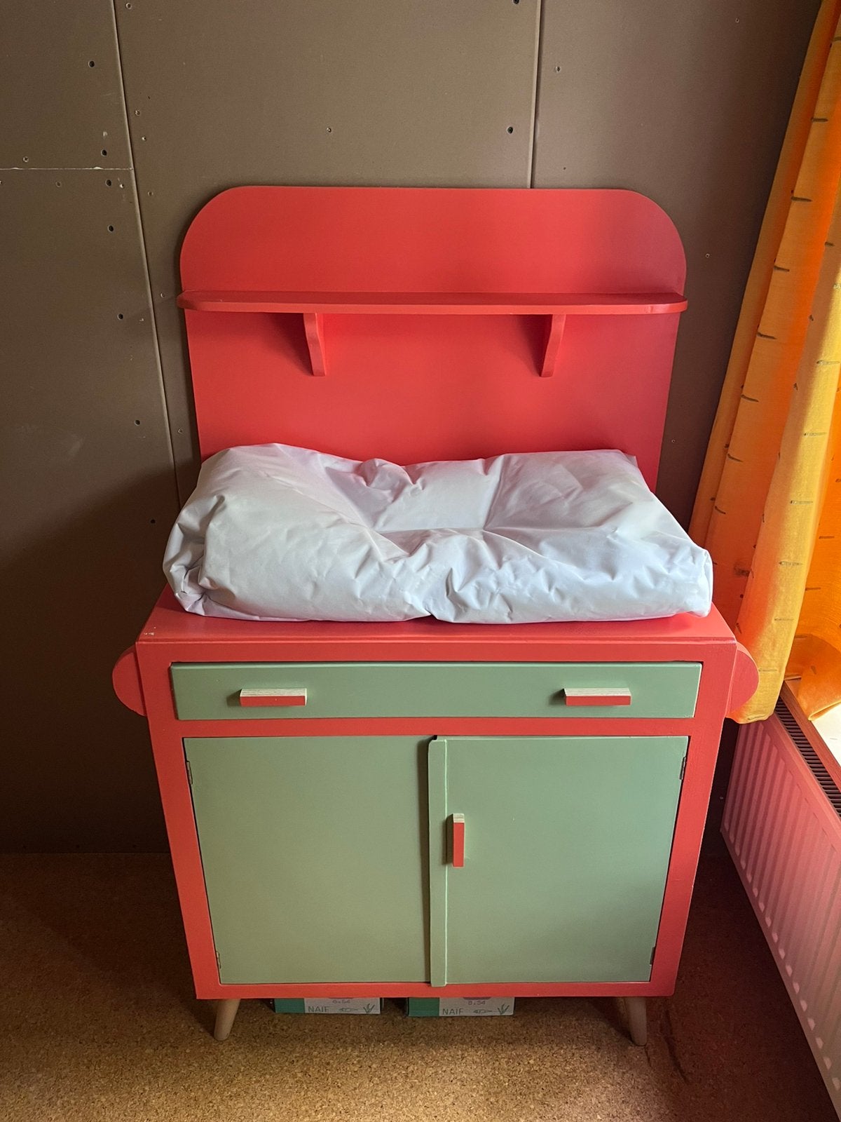 Vintage oranje groene commode, zelf opgeknapt, Zo goed als nieuw, 75 tot 100 cm, Voetruimte, Minder dan 50 cm