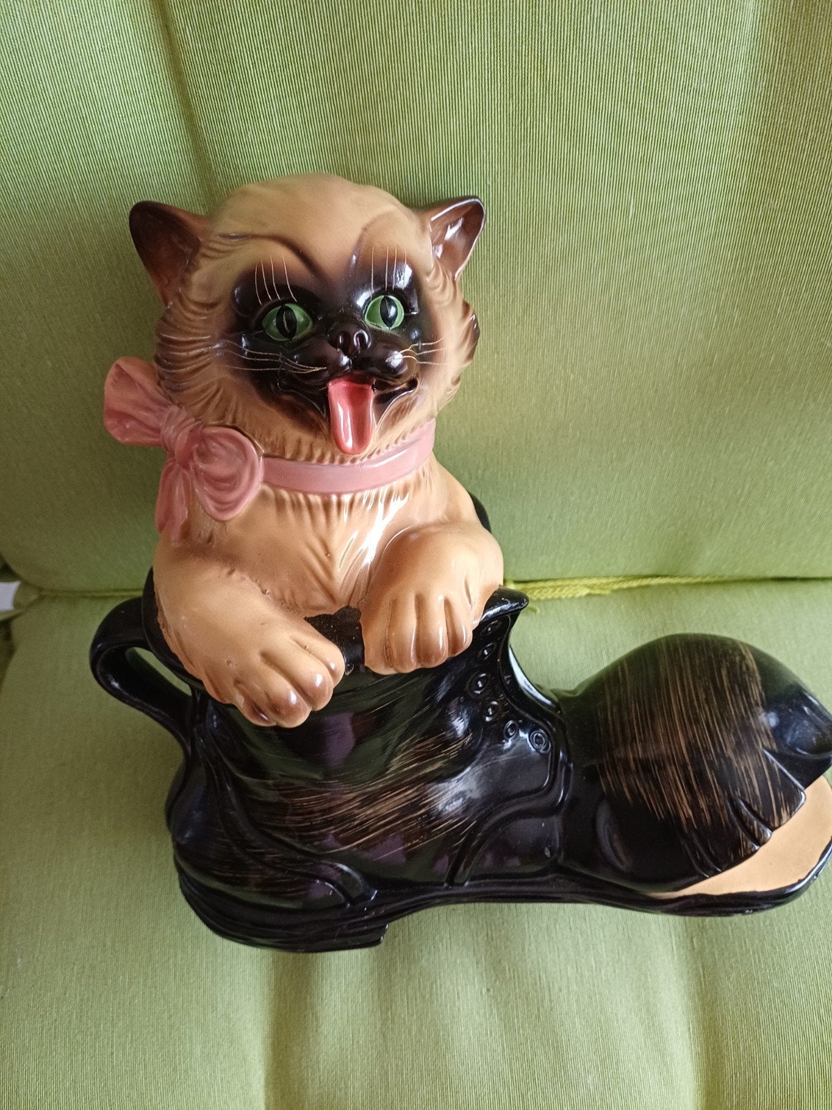 Stenen schoen met poes erin. 25 cm. breed, hoog ook 25 cm., Ophalen, Dier
