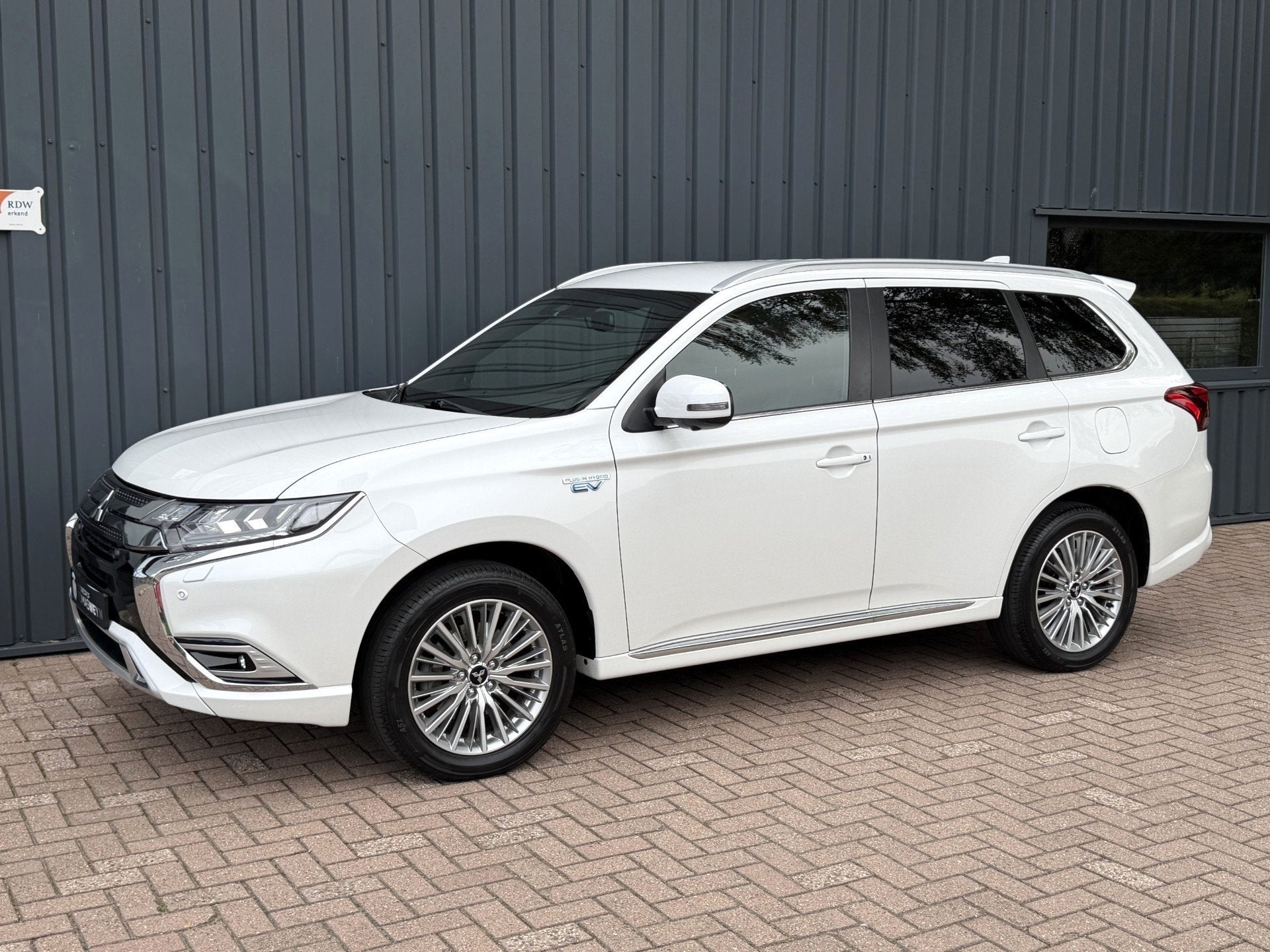 Mitsubishi Outlander 2.4 PHEV Intense+ 112.643 KM!/APPLE CAR, Auto's, Automaat, Dealer onderhouden, Zwart, 4 cilinders
