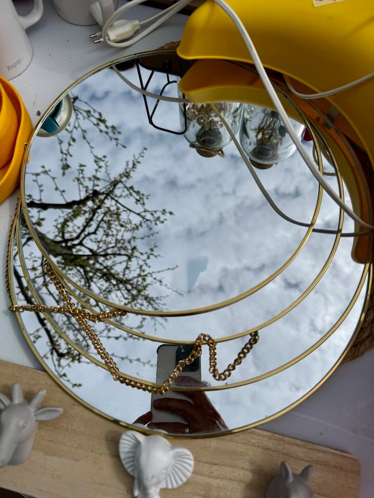 Ronde spiegel met gouden rand en ketting, Huis en Inrichting, Woonaccessoires | Spiegels, Ophalen of Verzenden, Zo goed als nieuw