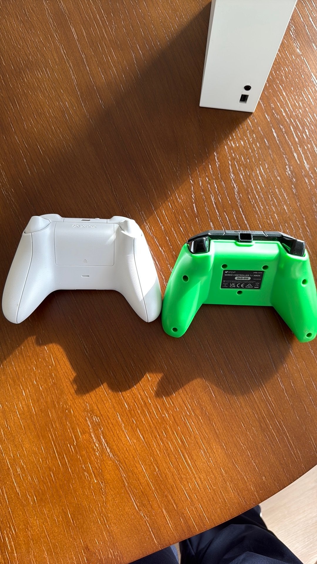 Foto 3 van Xbox Series S | 2 Controllers