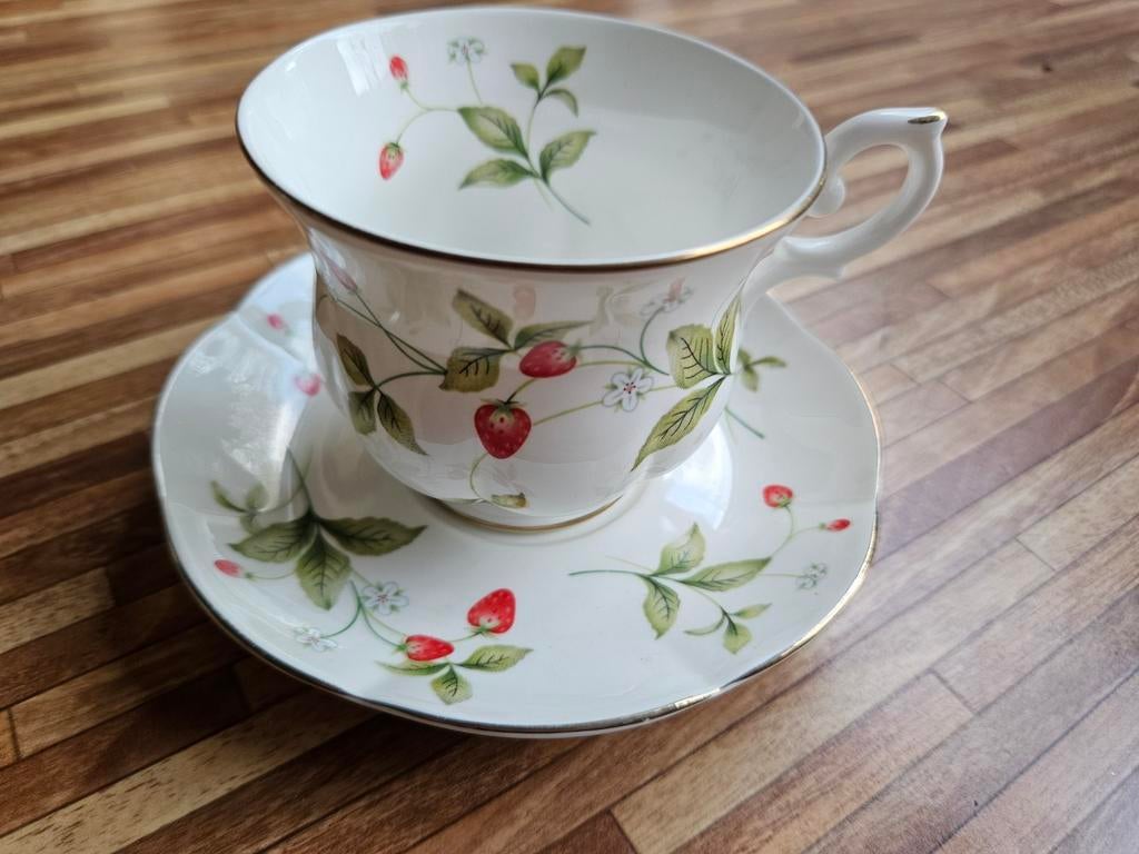 St James Bone China kop en schotel aardbei, Antiek en Kunst, Ophalen of Verzenden