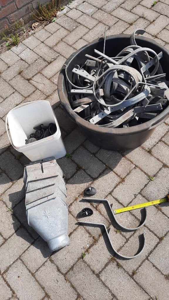 dakgoot beugels en uitloop, Doe-het-zelf en Verbouw, Buizen en Afvoer, Ophalen, Zo goed als nieuw, Zink, Minder dan 2 meter