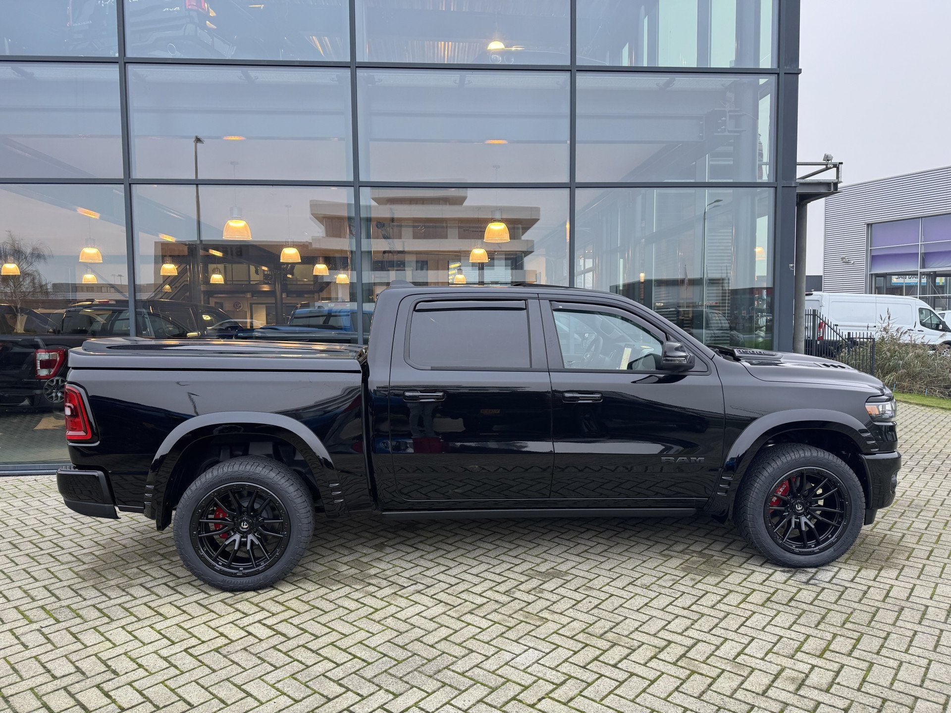 Dodge Ram 1500 Laramie Night XXL Hurricane | 3 jaar garantie, Auto's, Bestelauto's, Automaat, Dealer onderhouden, Zwart, 426 pk