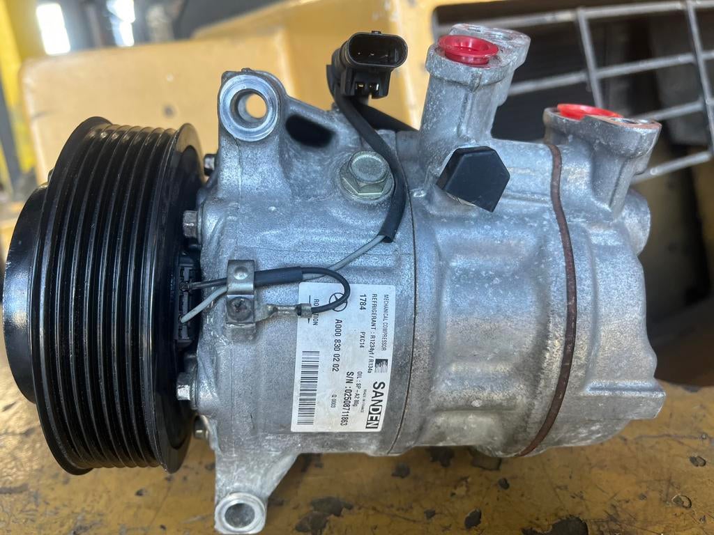 Airco pomp mercedes c  w205van 2017 A0008300202, Ophalen of Verzenden, Gebruikt