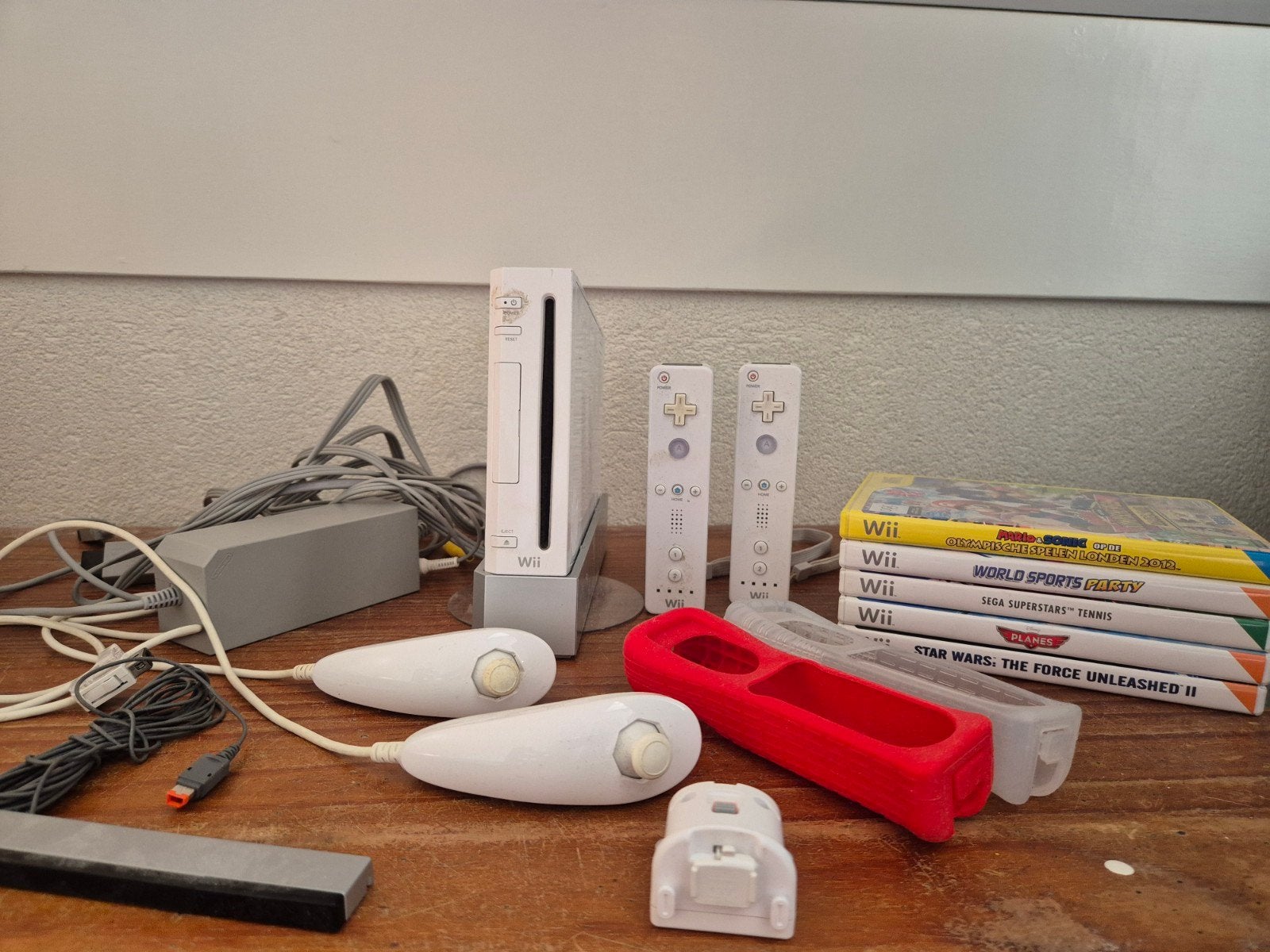 Nintendo WII met controllers, nunchucks, 5 spellen, Ophalen of Verzenden, Met 2 controllers
