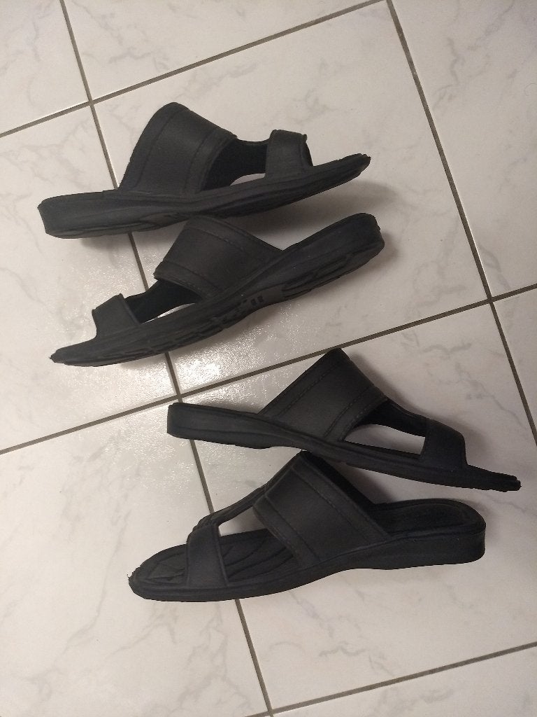 2 paar slippers nieuw 42/43, Slippers, Zwart, Nieuw, Ophalen of Verzenden