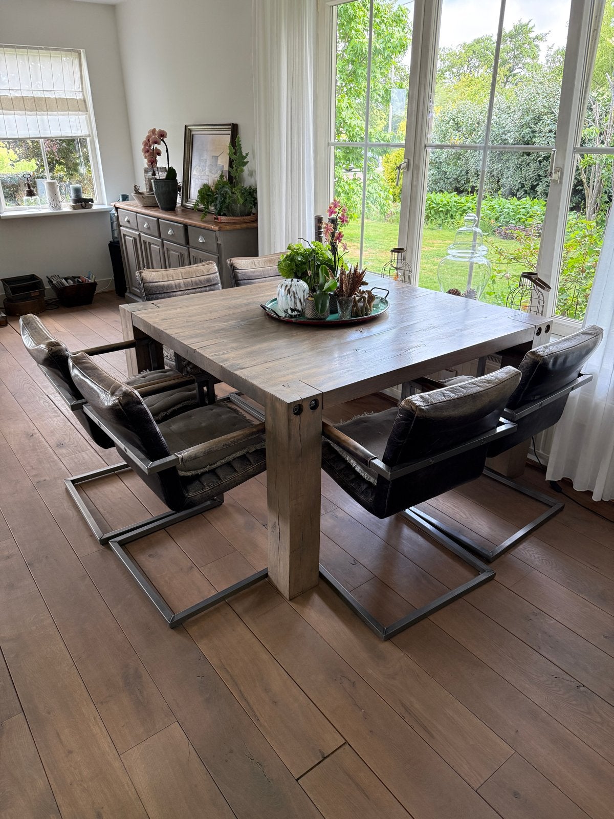 Eiken eettafel 140x140 cm plus 6 stoelen industrieel, Gebruikt, Ophalen of Verzenden, Vijf personen of meer, Industrieel