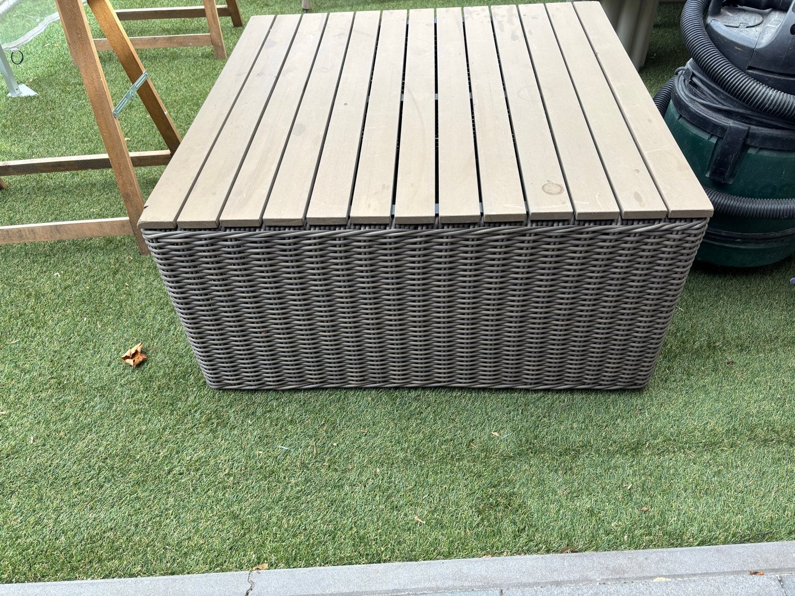 Tuin bijzettafel met beschadigd blad, Tuin en Terras, Ophalen of Verzenden, Gebruikt, Vierkant, Hout