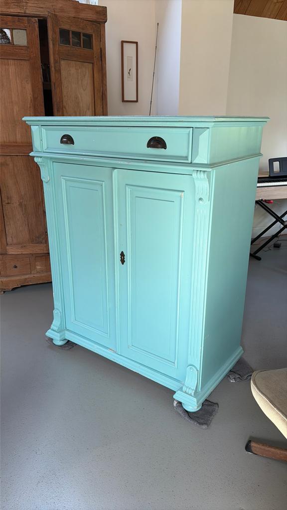 Licht blauwe oude kast, Ophalen