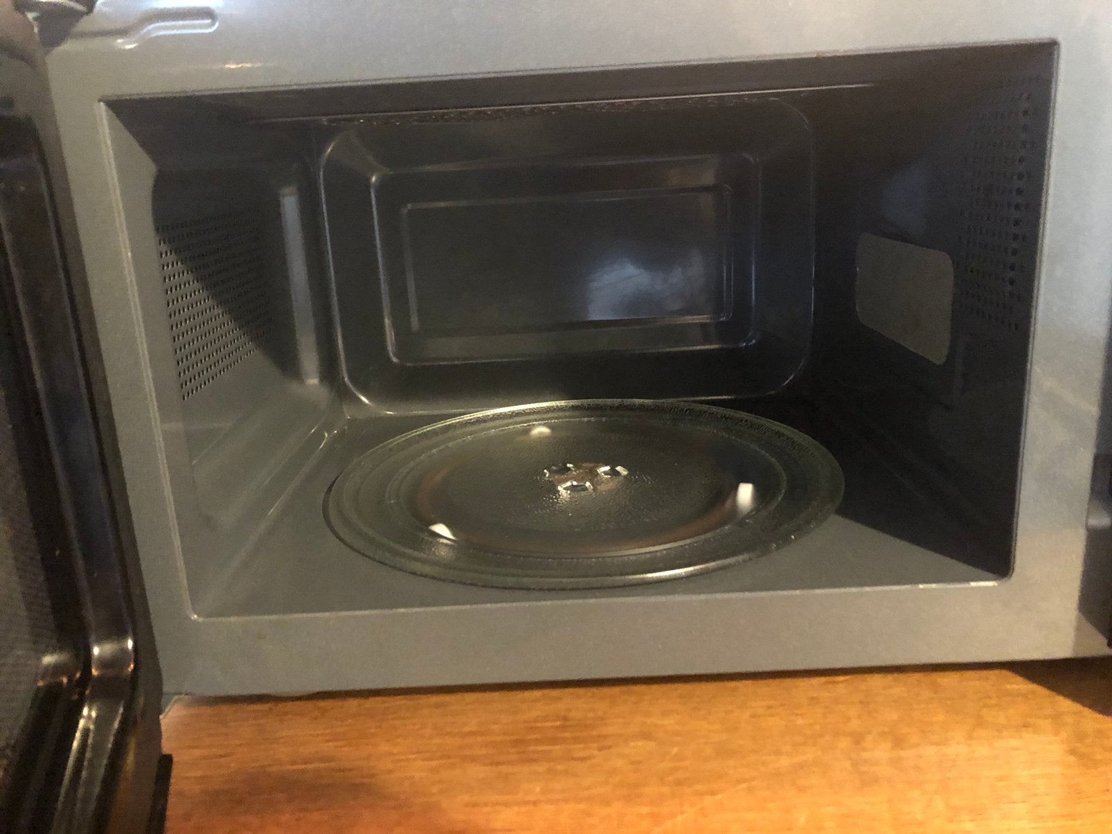 Microwave (with a small defect), Witgoed en Apparatuur, Ophalen, Zo goed als nieuw