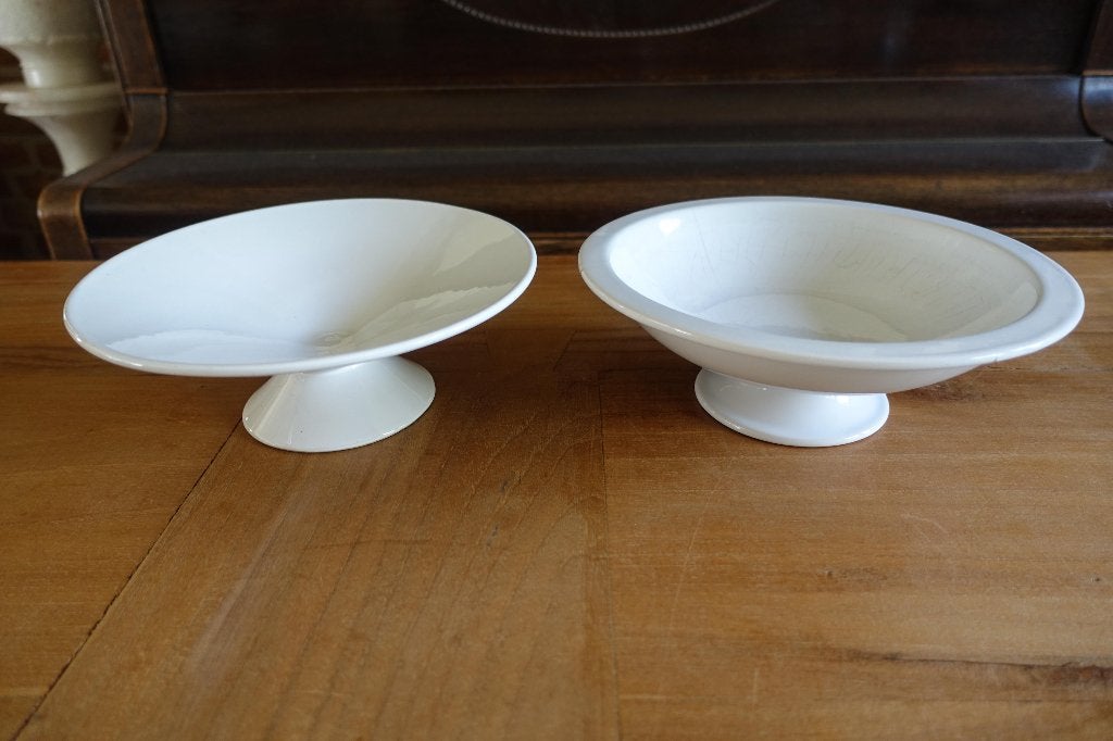 twee witte fruitschalen op voet van aardewerk - v.a. 0,50, Huis en Inrichting, Woonaccessoires | Schalen en Manden, Schaal, Rond