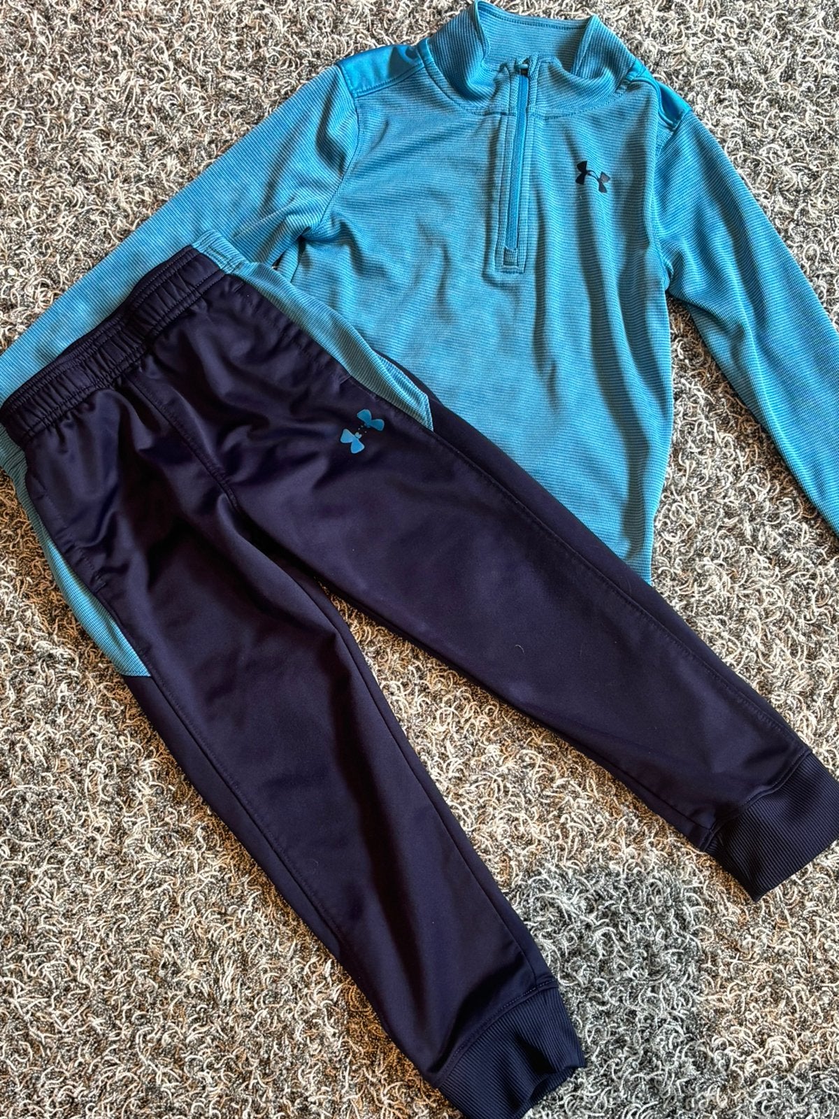 Under armour  joggingpak  3/4 jaar, Ophalen of Verzenden, Zo goed als nieuw, Jongen, Sport- of Zwemkleding