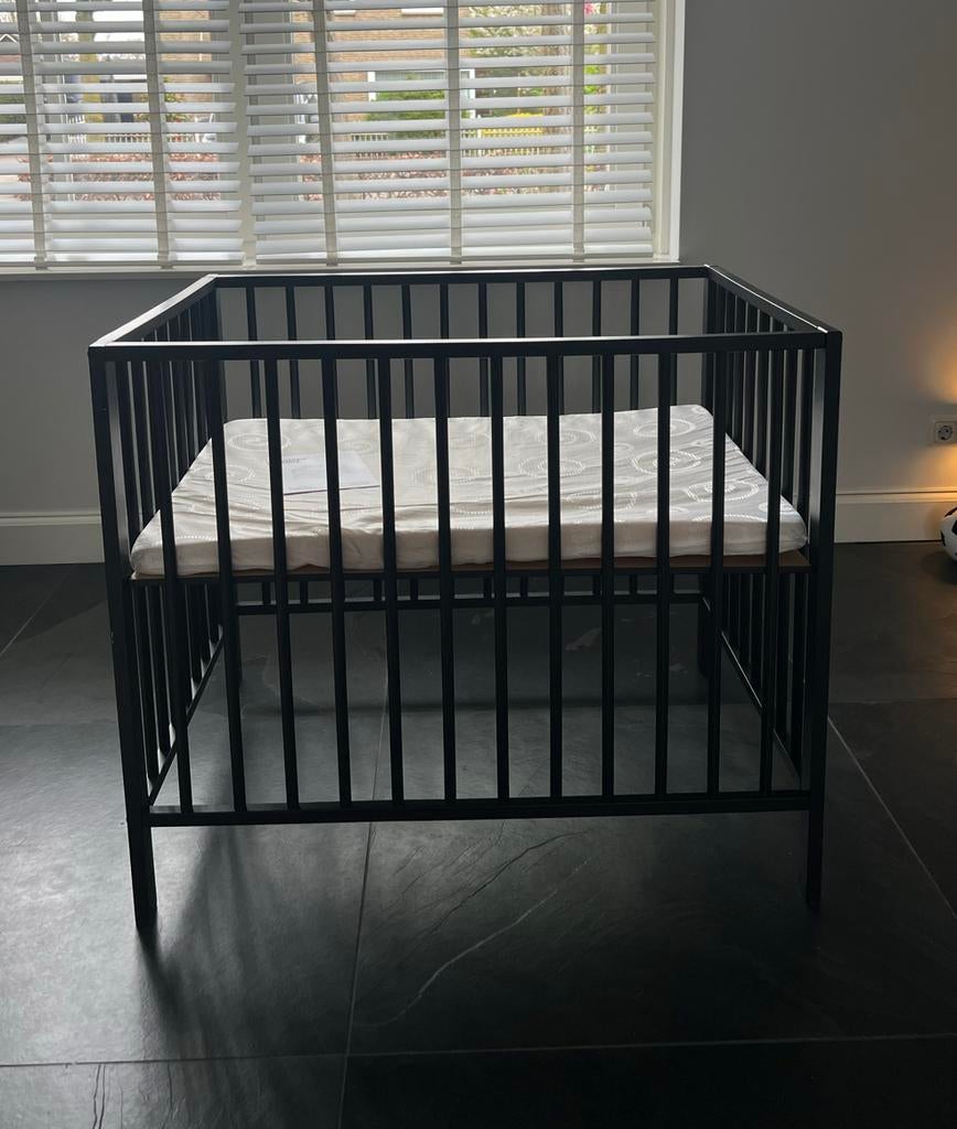 Zwarte box met matras en verstelbare bodem, Kinderen en Baby's, Boxen, Ophalen, Gebruikt, Vierkant