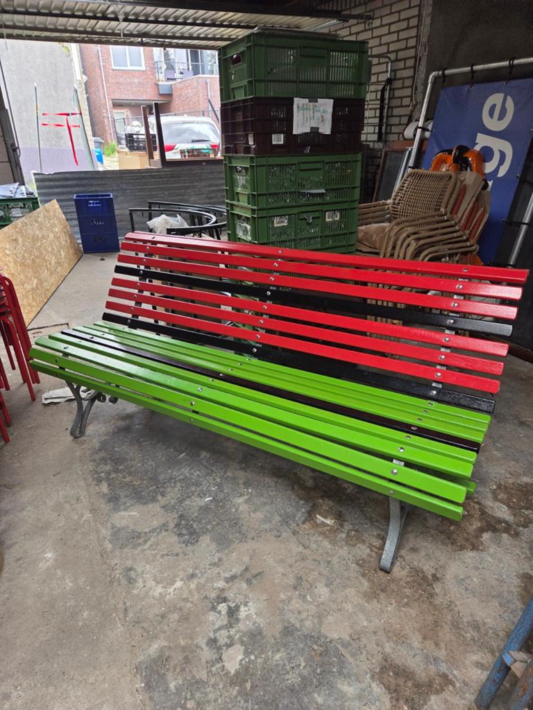Opvallende tuinbank in rood, zwart en groen, Ophalen, Gebruikt, Hout