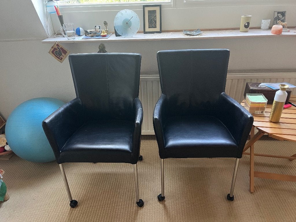 Zwarte armleunstoelen op wielen, Ophalen, Twee, Zwart, Zo goed als nieuw