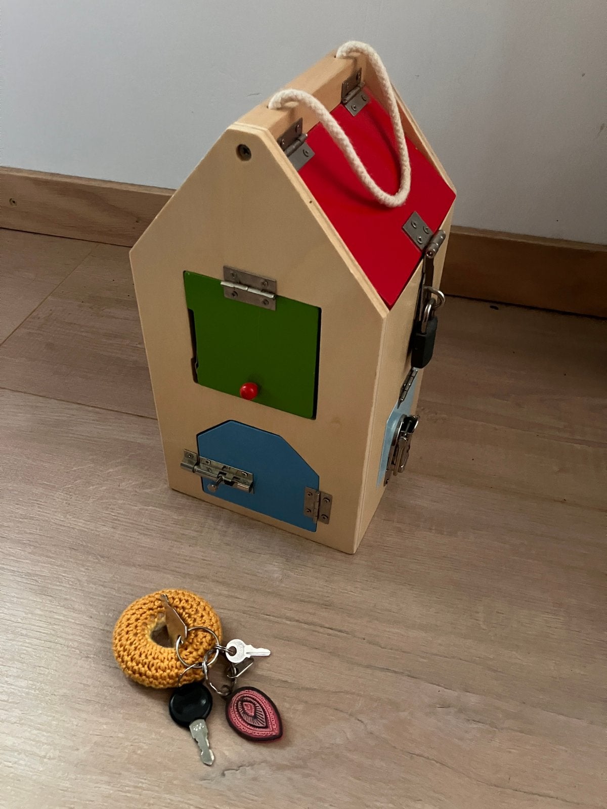Houten speelgoed sleutel / sloten huisje, Ophalen of Verzenden, Gebruikt, Overige typen