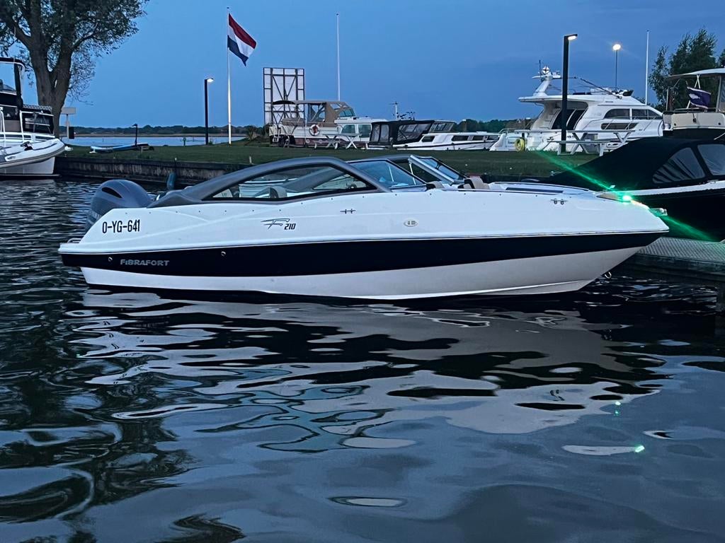 Style 210 bowrider, Watersport en Boten, Speedboten, Ophalen of Verzenden, Zo goed als nieuw