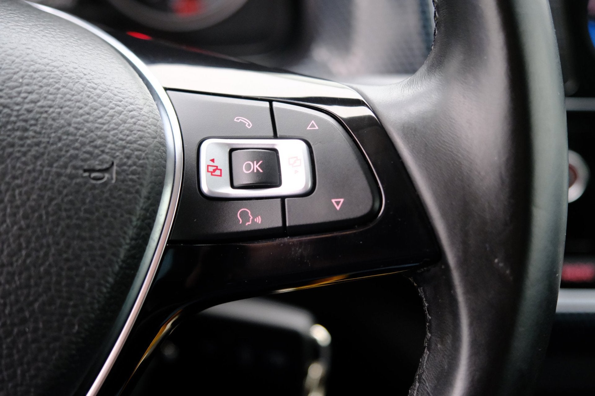 Foto 19 van Volkswagen Up! 1.0 R-Line 5-drs Airco|17" LMV|Zwart dak|PDC