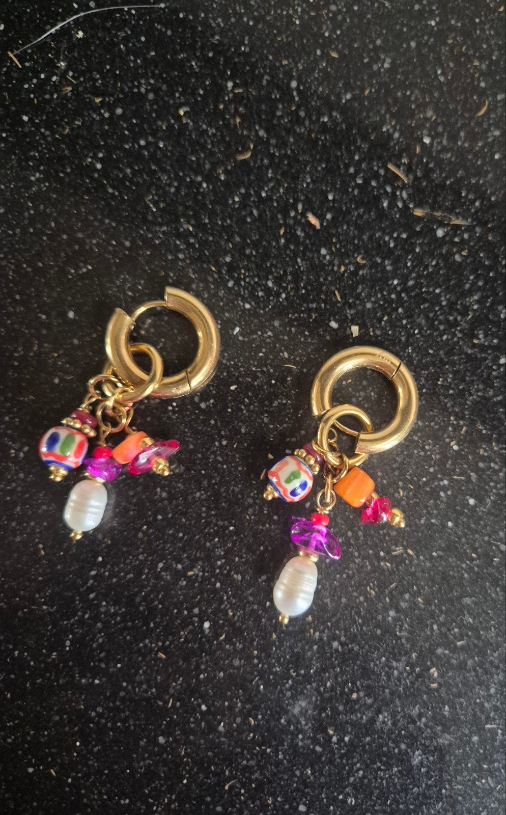 Gouden oorbellen met kleurrijke kralen en parels, Overige materialen, Hangers, Ophalen of Verzenden, Zo goed als nieuw