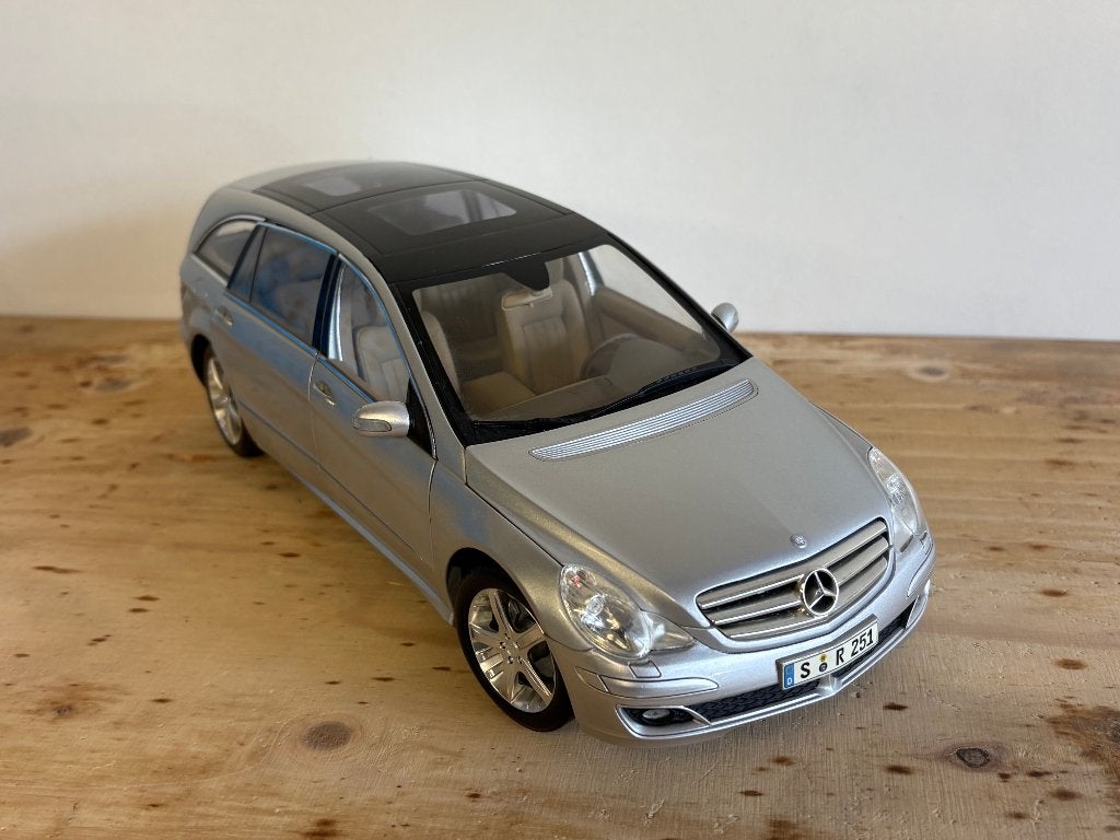 Mercedes-Benz R-Klasse (2005) - Zilver 1:18 (Dealer-editie), Hobby en Vrije tijd, Ophalen of Verzenden, Zo goed als nieuw, Auto