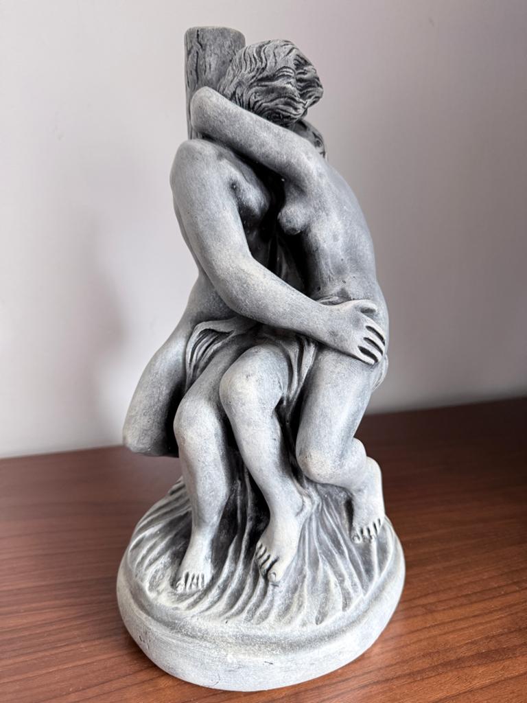 Verliefd stel - Architectonisch beton - 34 cm - 3,3 kg, Antiek en Kunst, Groep mensen, Ophalen of Verzenden, 20 - 50 cm, Steen of Keramiek