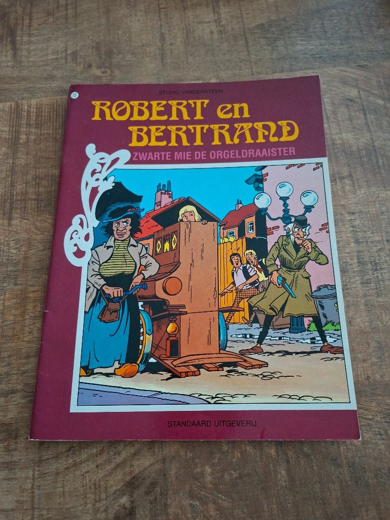 Robert en Bertrand 12 – Zwarte Mie de orgeldraaister, Eén stripboek, Ophalen of Verzenden, Zo goed als nieuw