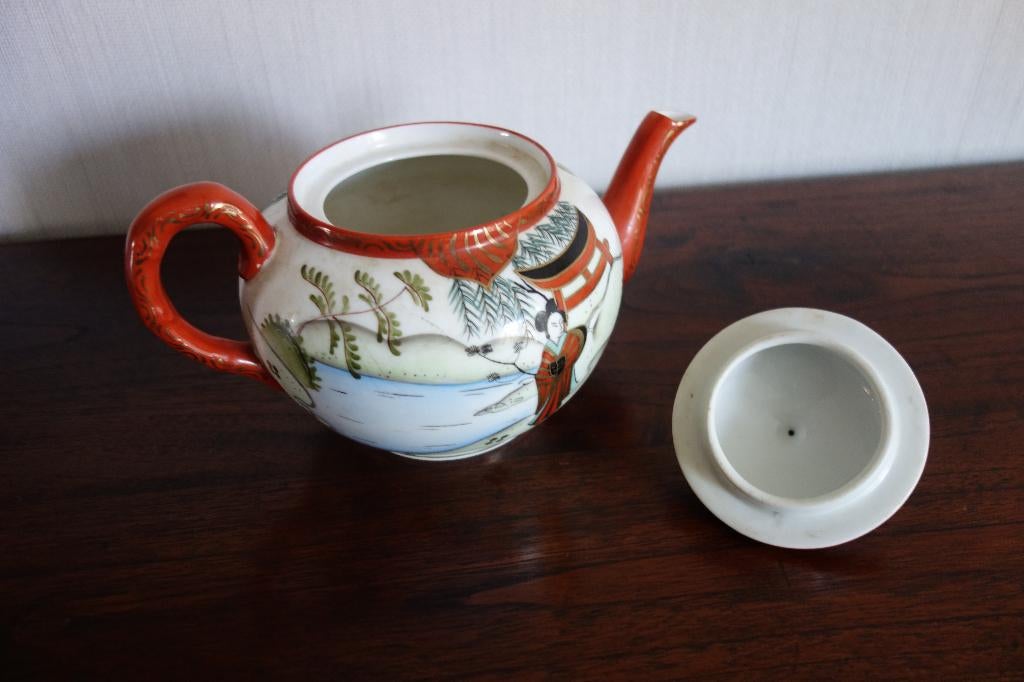 Theepot Japanse deco, porselein., Huis en Inrichting, Keuken | Servies, Overige typen, Ophalen of Verzenden, Zo goed als nieuw