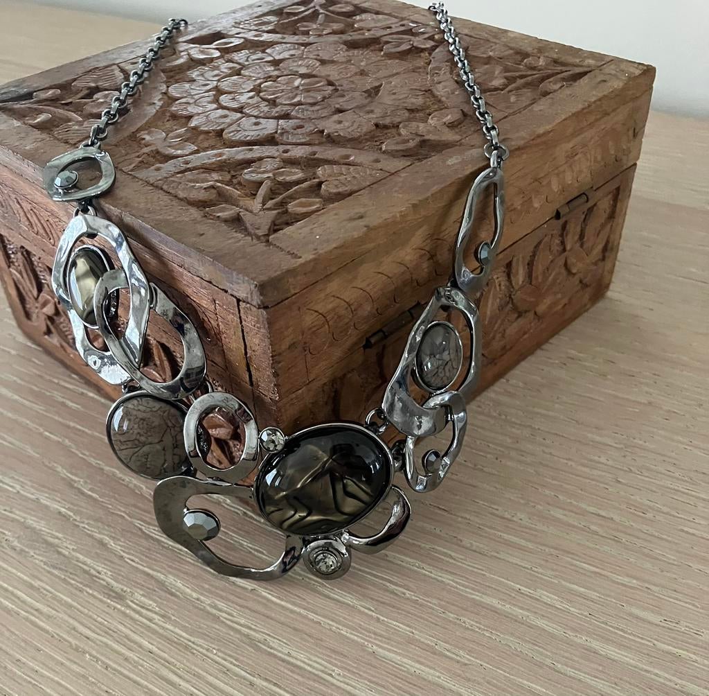 Stijlvolle ketting met abstracte hangers en stenen, Sieraden, Tassen en Uiterlijk, Kettingen, Overige materialen, Gebruikt, Ophalen of Verzenden