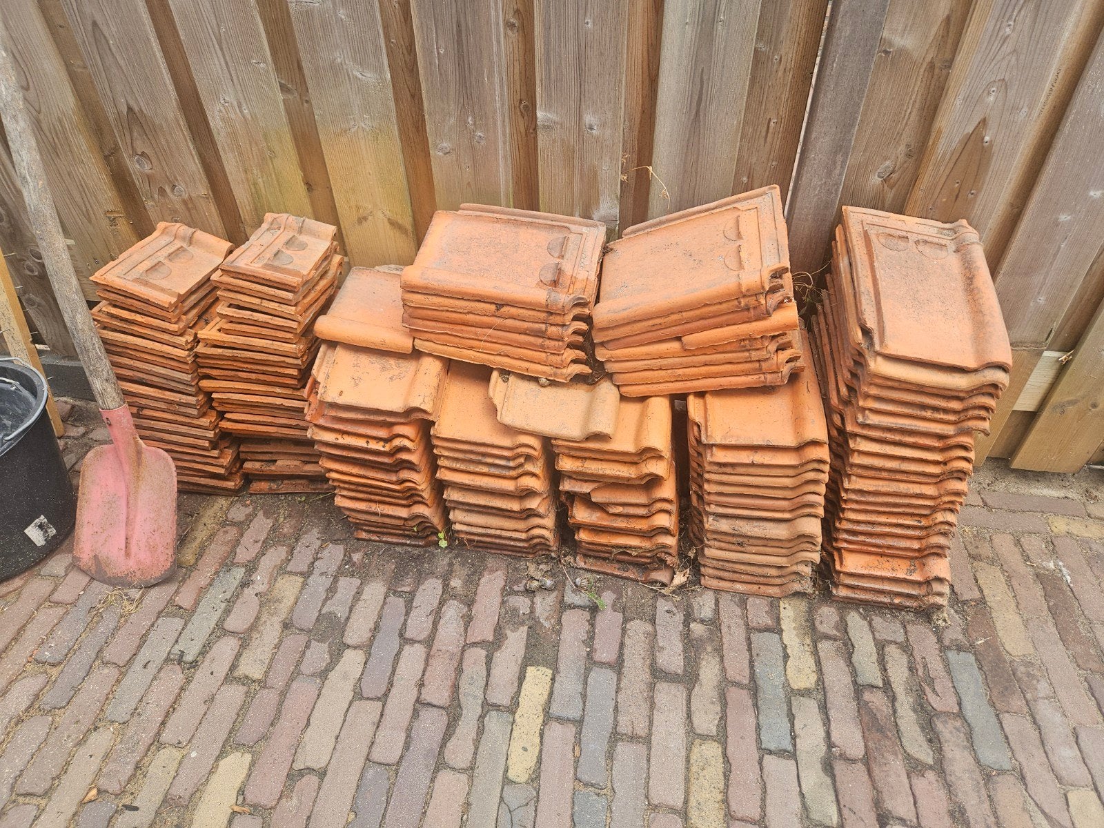 Gratis dakpannen: ongeveer 90 hele + aantal halve, Doe-het-zelf en Verbouw, Dakpannen en Dakbedekking, Gebruikt, Steen of Klei