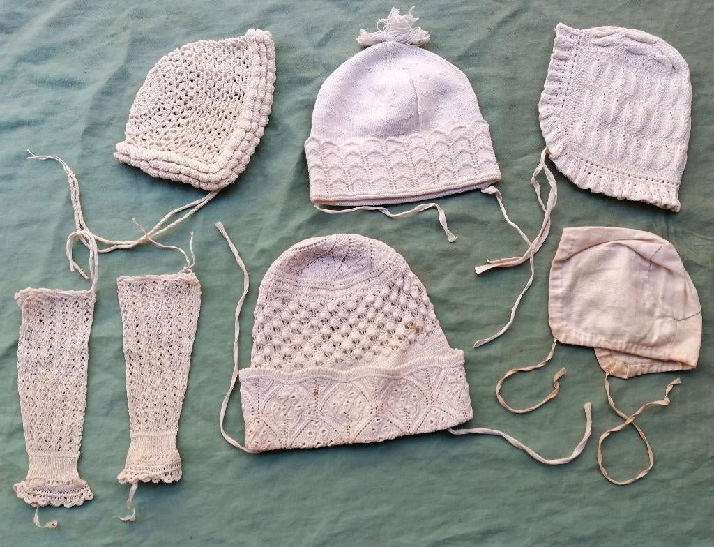 5 antiek baby mutsjes en paar baby mitaines Antiek handwerk, Ophalen of Verzenden, Kinderen
