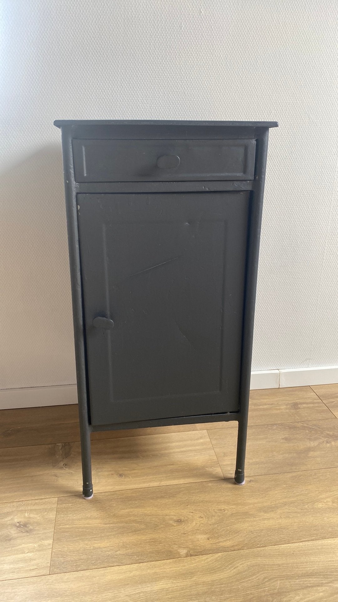 Zwart metalen nachtkastje, Ophalen, Gebruikt, Minder dan 45 cm, Metaal of Aluminium