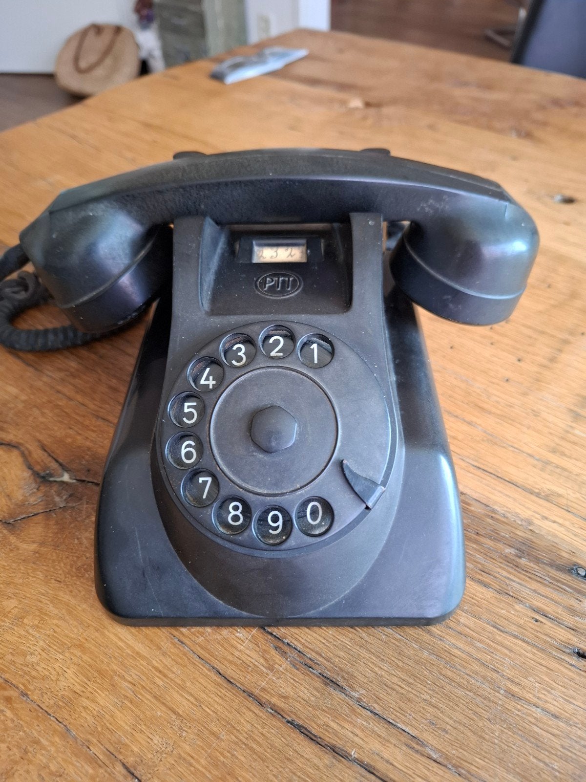 Bakeliet PTT draaischijf telefoon van Heemaf Type 1955, Ophalen