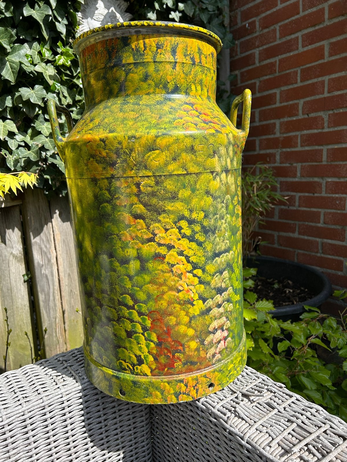 Mooi beschilderde aluminium melkbus, Ophalen