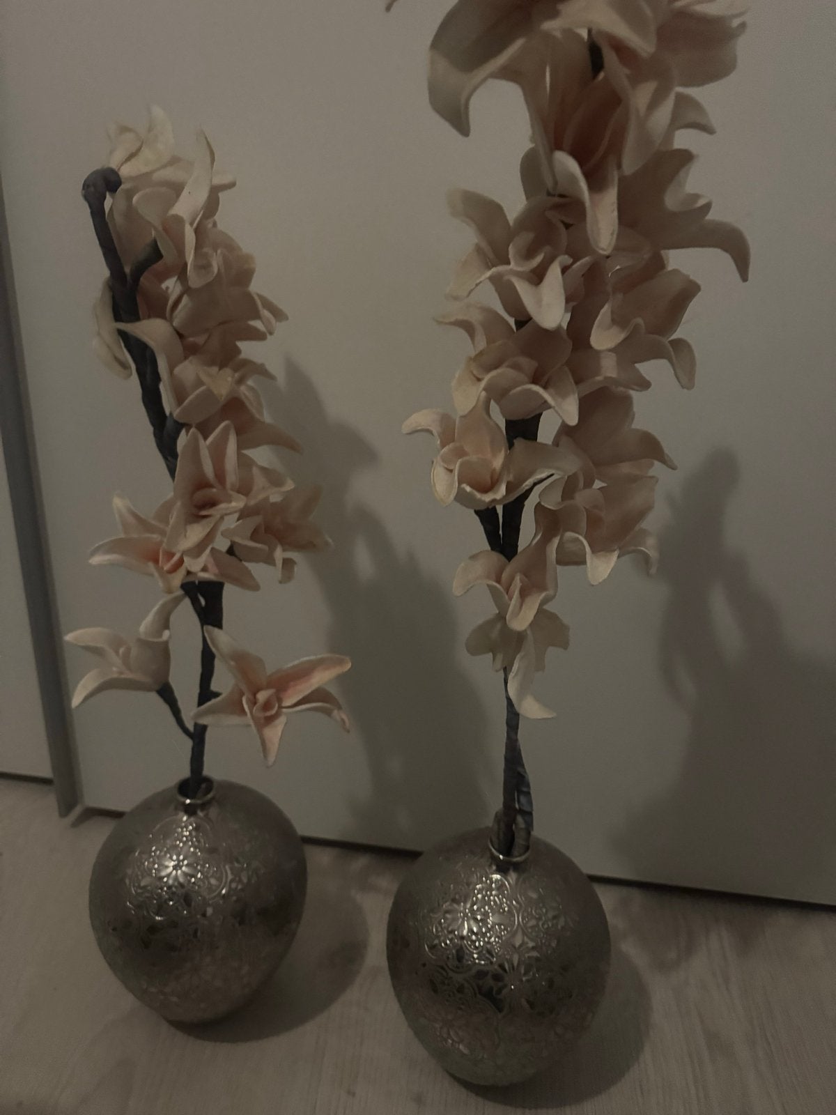 Zilveren ijzeren vazen met kunststof planten, Inclusief decoratie, Ophalen of Verzenden, Zo goed als nieuw, Metaal
