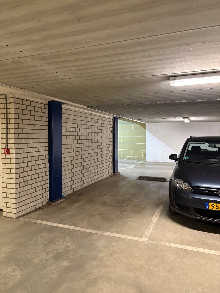 Parkeerplaats te huur Touwslagersbaan Wijchen centrum, Huizen en Kamers, Garages en Parkeerplaatsen, Gelderland