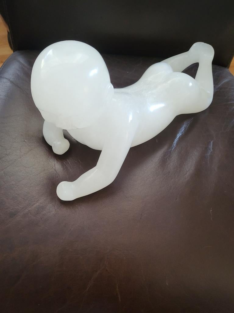 Uniek beeldje van kruipende baby - wit marmerlook, Antiek en Kunst, Overige onderwerpen, Ophalen of Verzenden, Handgemaakt, 20 - 50 cm