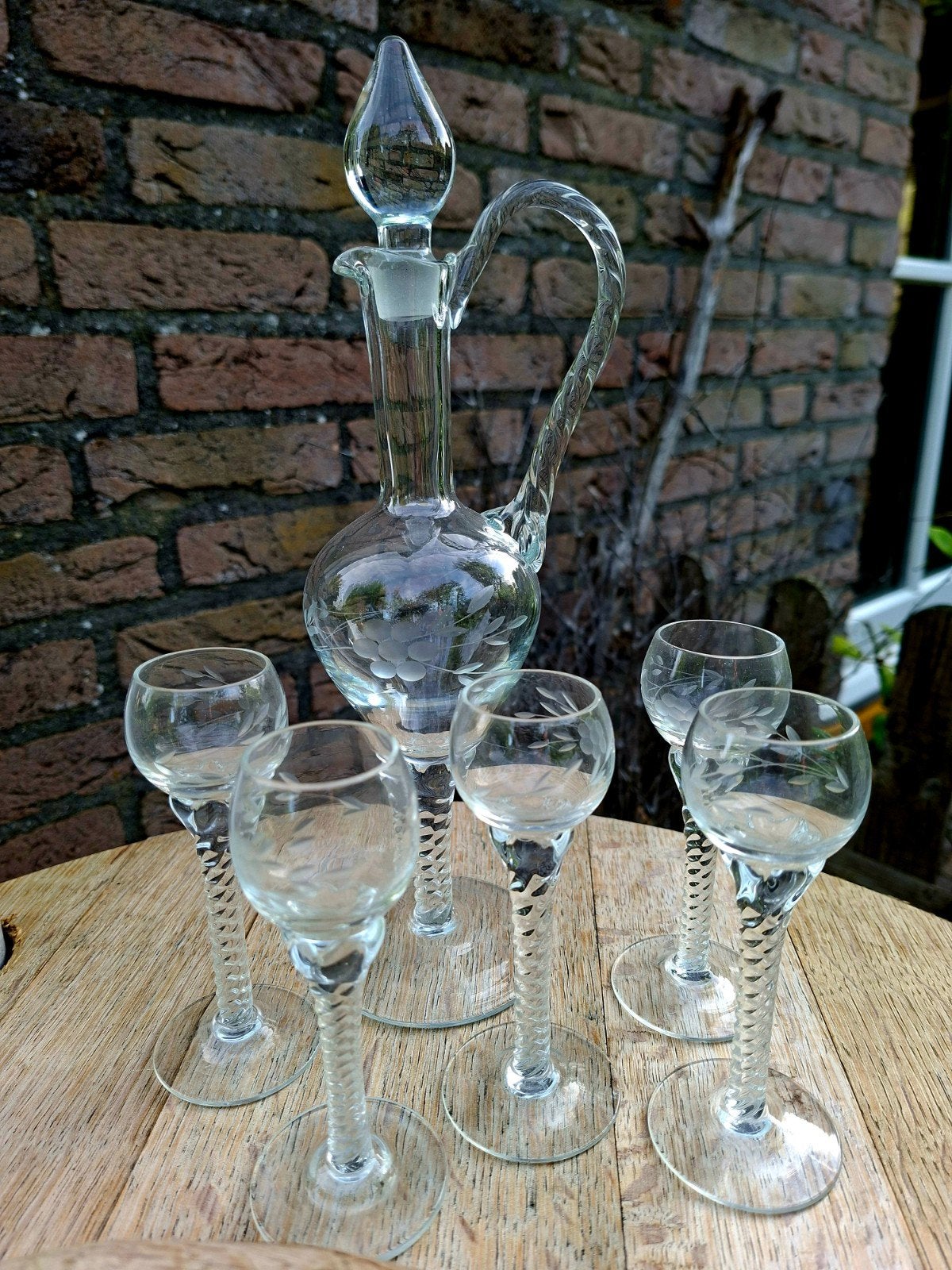 Antieke glazen karaf met 5 likeurglaasjes, geslepen, Ophalen