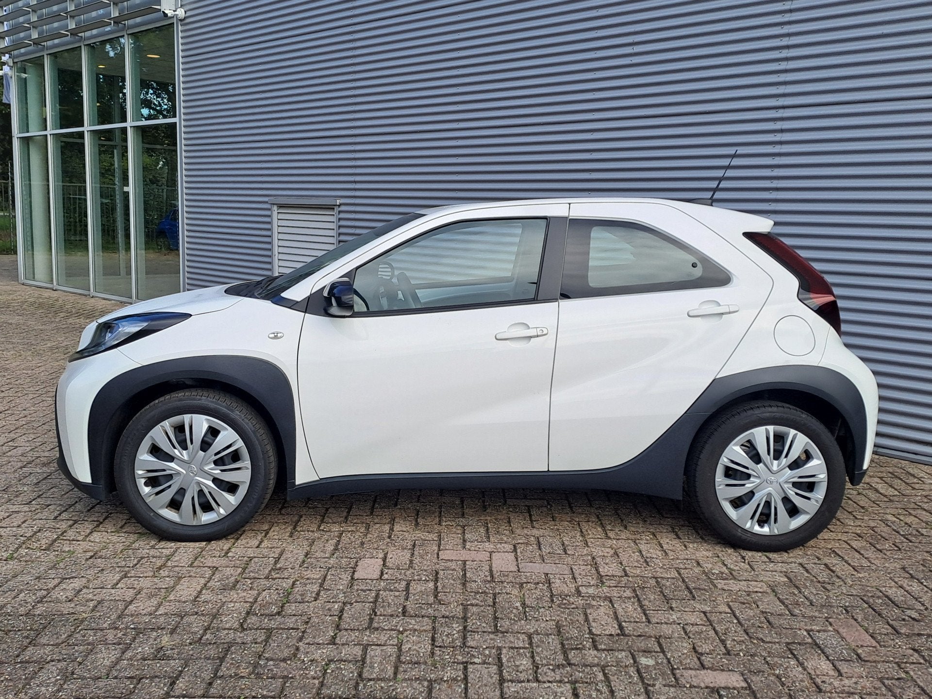 Toyota Aygo X 1.0 VVT-i MT Play | Apple Carplay/Android Auto, 12 maanden, Gebruikt, 920 kg, Wit
