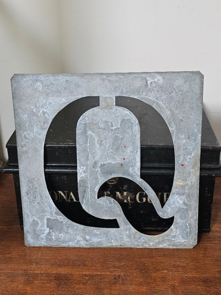 Groot oud zinken lettersjabloon alfabet LETTER 'Q' 26X26cm, Ophalen of Verzenden