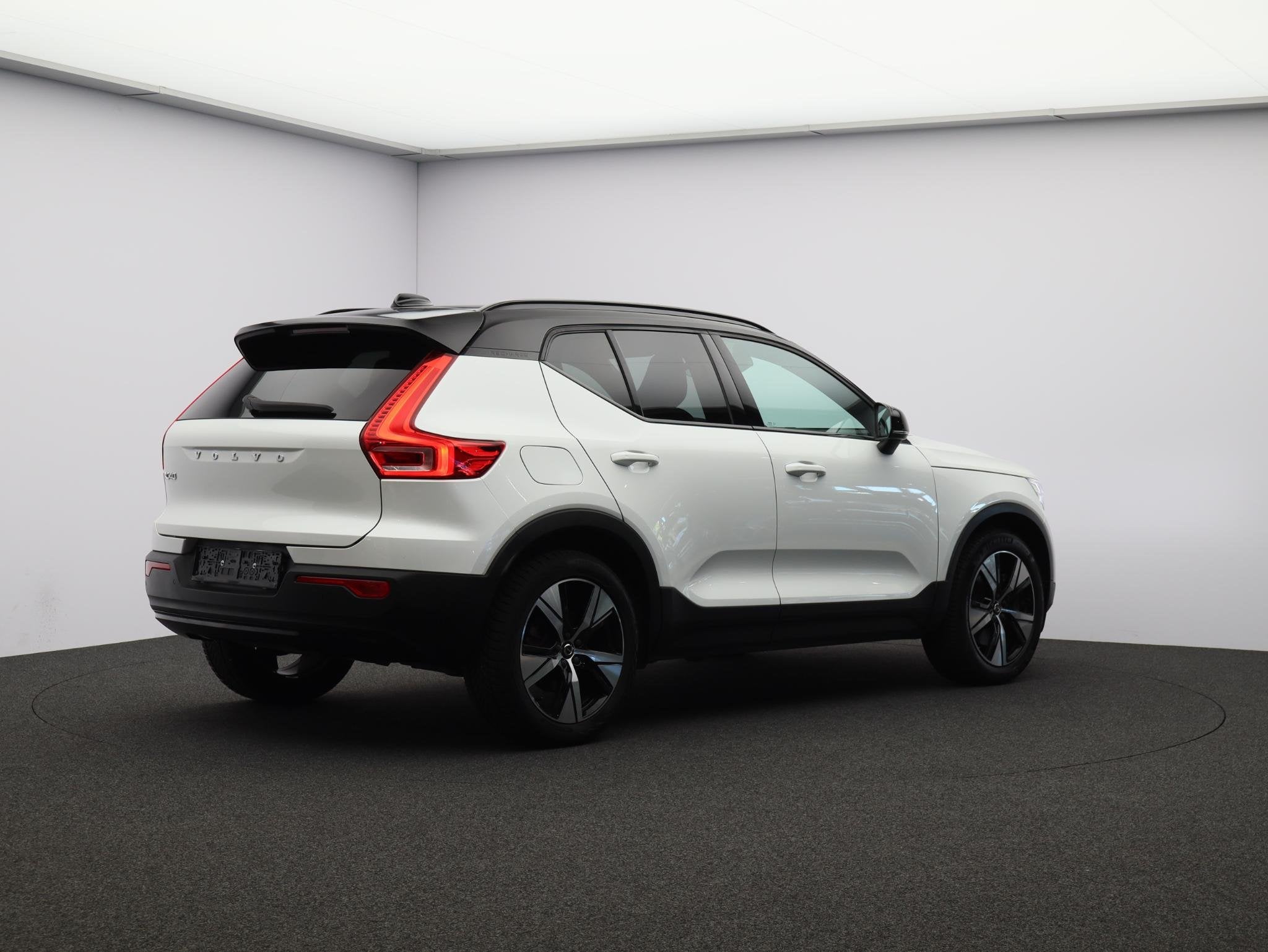 Volvo XC40 1.5 T4 Recharge R-Design / Leder / Stoel- + Stuur, Auto's, Volvo, 1712 kg, Met garantie (alle), Leder en Stof, Wit