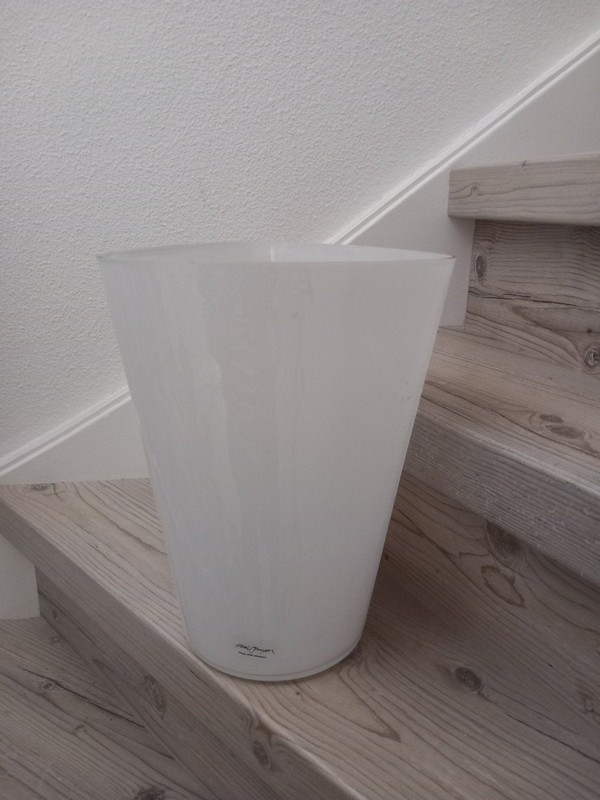 Vintage driehoekige vaas Ikea - Design Ehlén Johansson, Huis en Inrichting, Woonaccessoires | Vazen, Ophalen, Wit, 33 cm, Glas