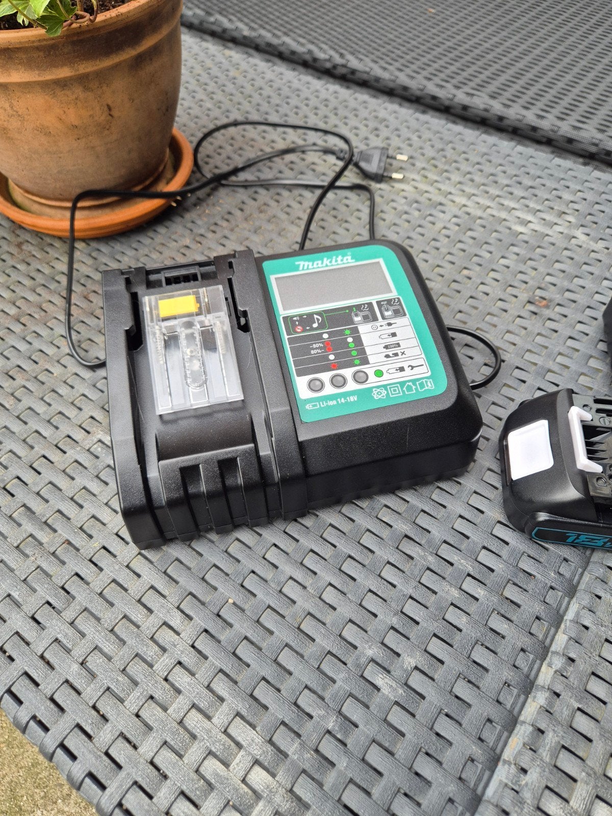 Makita acculader met 2 accu's (18V 8.0Ah & 18V 2.0Ah), Ophalen of Verzenden, Zo goed als nieuw, Overige typen