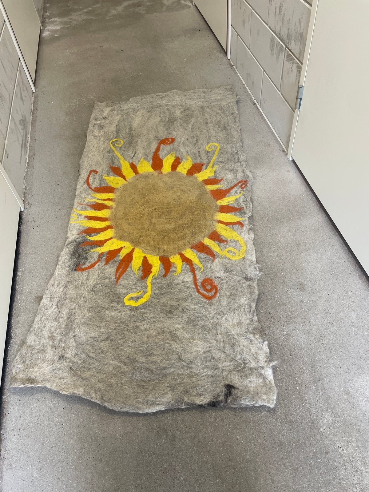 Handgemaakt vloerkleed van gevilt schapenwol met zon, Ophalen, Gebruikt, 50 tot 100 cm, 150 tot 200 cm