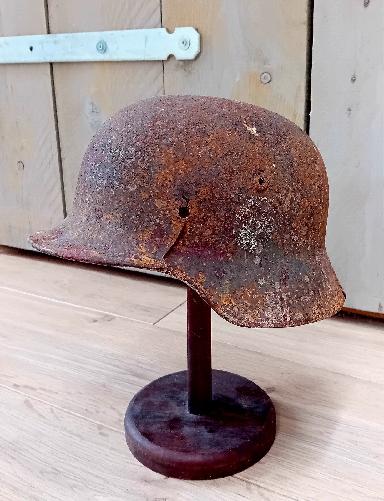 WO2 Duitse Helm M40/M42 Ardennen Schuurvondst Decal WW-2, Ophalen of Verzenden, Landmacht, Duitsland, Helm of Baret