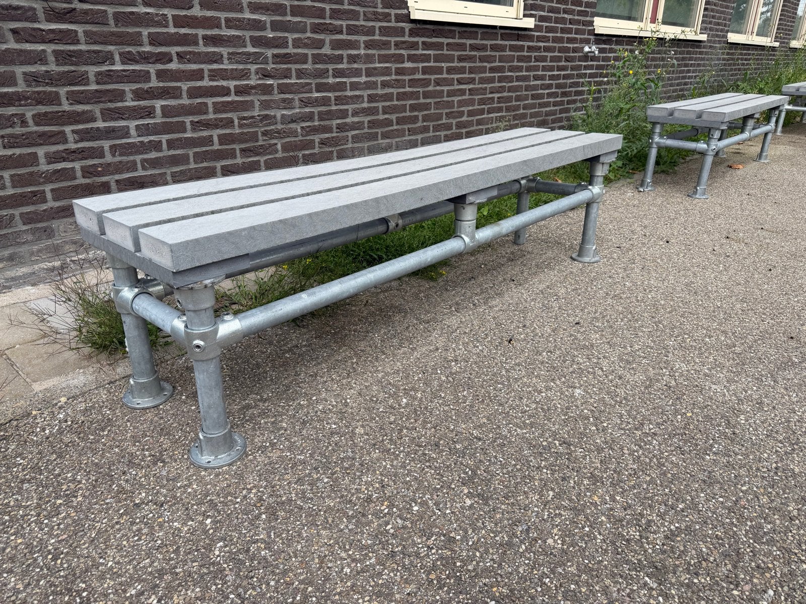 Robuuste buitenbank met metalen onderstel, Ophalen, Gebruikt, Metaal