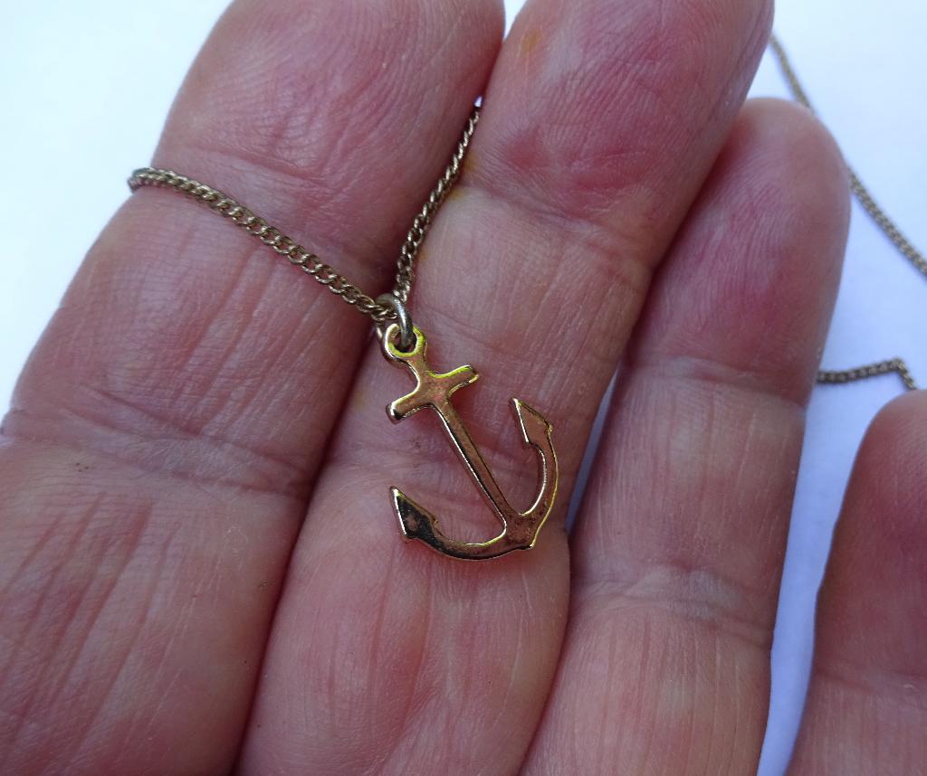 Subtiel goudkleurig Anker hangertje aan ragdun kettinkje, Overige materialen, Verzenden, Goud, Gebruikt