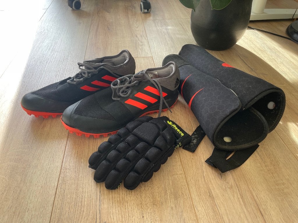 Hockeyset: Hockeyschoenen, scheenbeschermers en handschoen, Sport en Fitness, Ophalen of Verzenden, Gebruikt, Schoenen