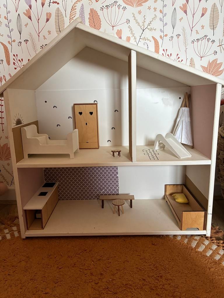 Poppenhuis met meubeltjes, Ophalen, Zo goed als nieuw, Poppenhuis