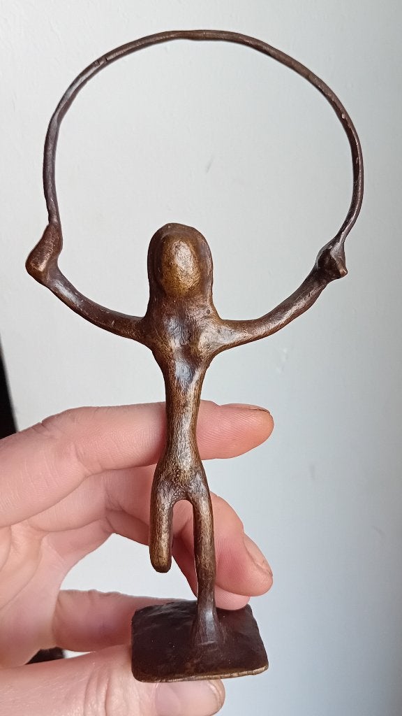 bronzen beeldje dat een springtouw vasthoud, Antiek en Kunst, Verzenden